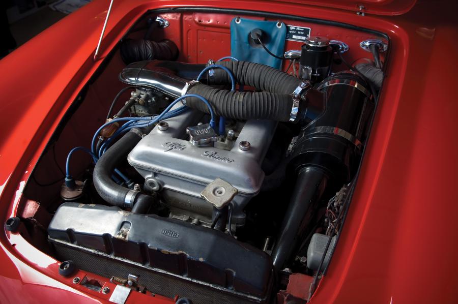 Моторный отсек Alfa Romeo Giulia Spider Normale 1966 года  (фото 9 из 9)